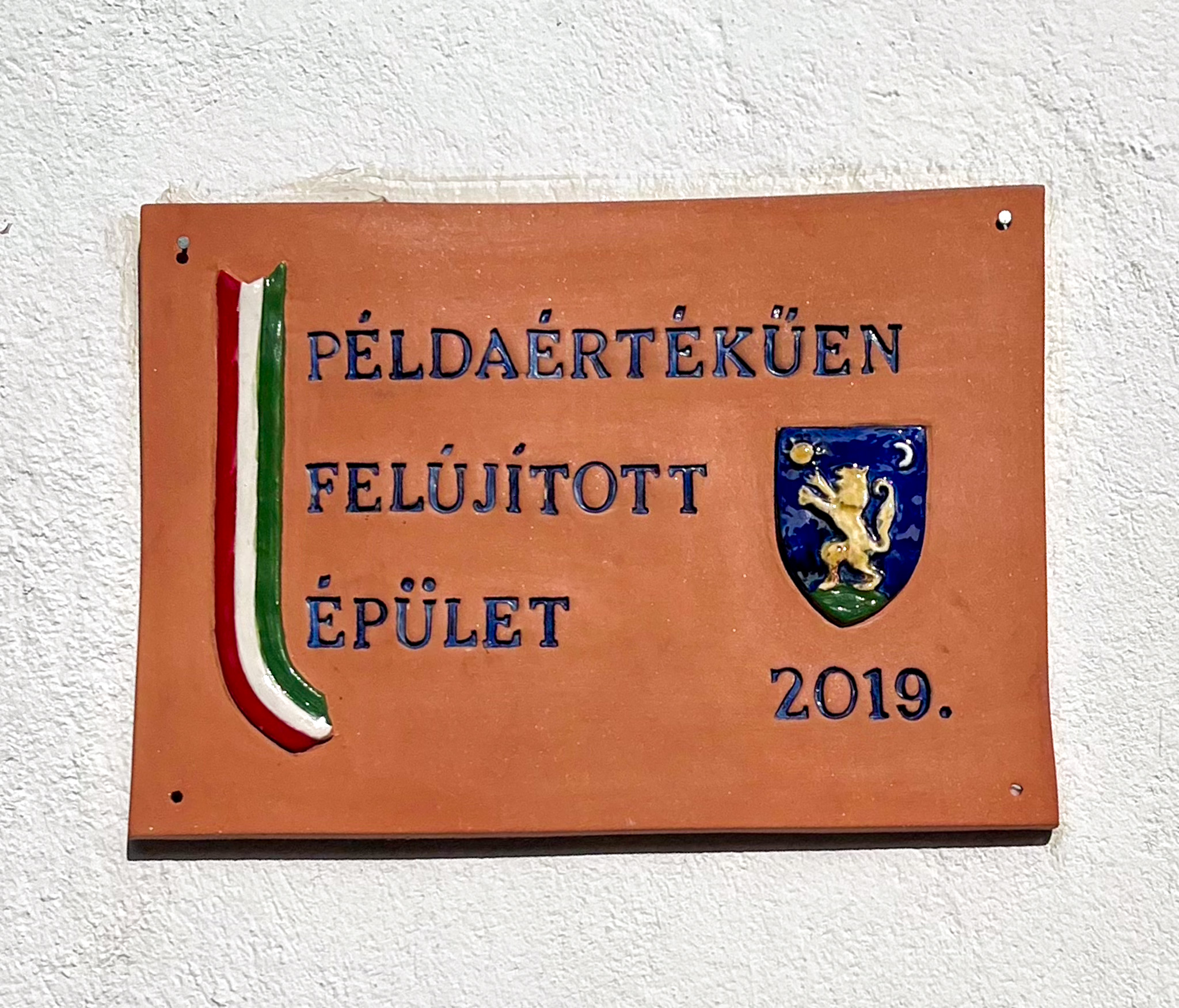 Példaértékűen felújított épület tábla